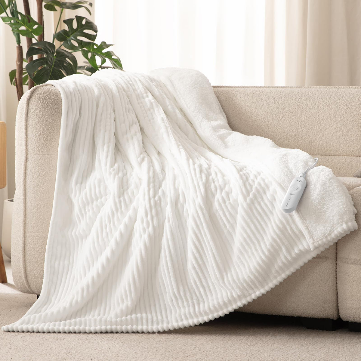 Reaks electric heated throw blanket with versatile warmth for couch comfort and cozy evenings.