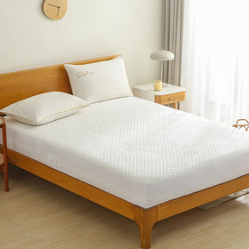 Reaks queen protector fits 13–15 inch deep mattresses securely.