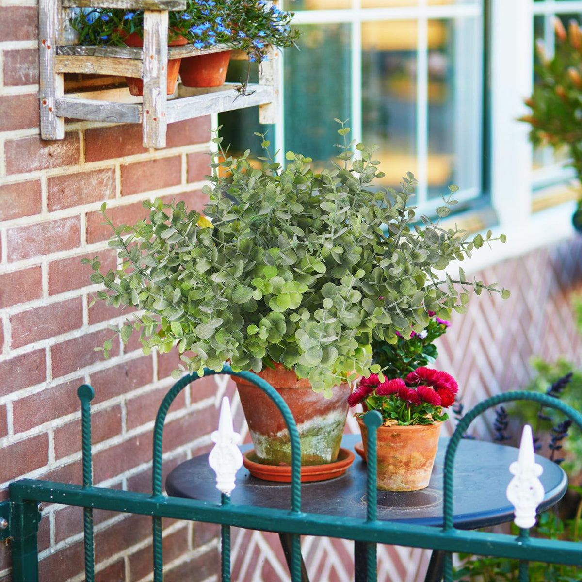 RECUTMS maintenance-free greenery to refresh any room.