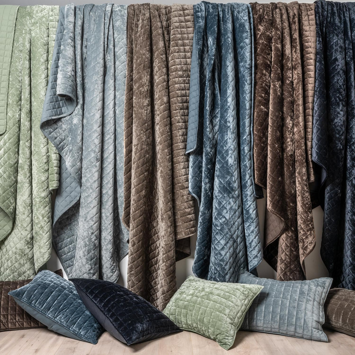 RECYCO velvet quilt care visuals showing machine-washable, easy-care bedding.