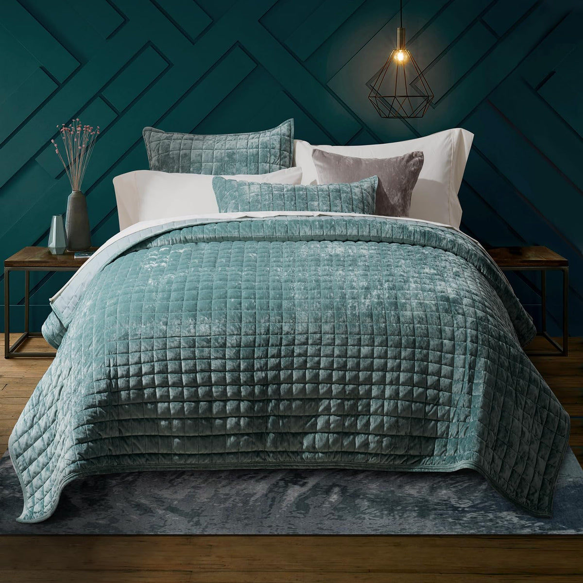 RECYCO Velvet Quilt King showcases a plush texture for luxurious comfort.