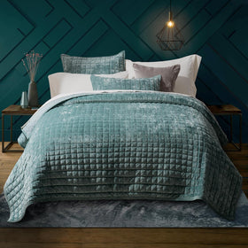 RECYCO Velvet Quilt King showcases a plush texture for luxurious comfort.