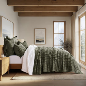 RECYCO velvet quilt close-up texture highlights ultra-soft fabric.