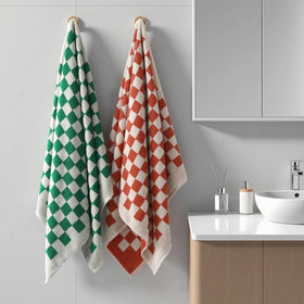 REDKISS checkered towels feature double stitched edges for durable daily use