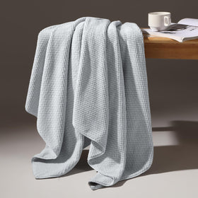 REDKISS towels feature fade-resistant colors for vibrant appearance over time.