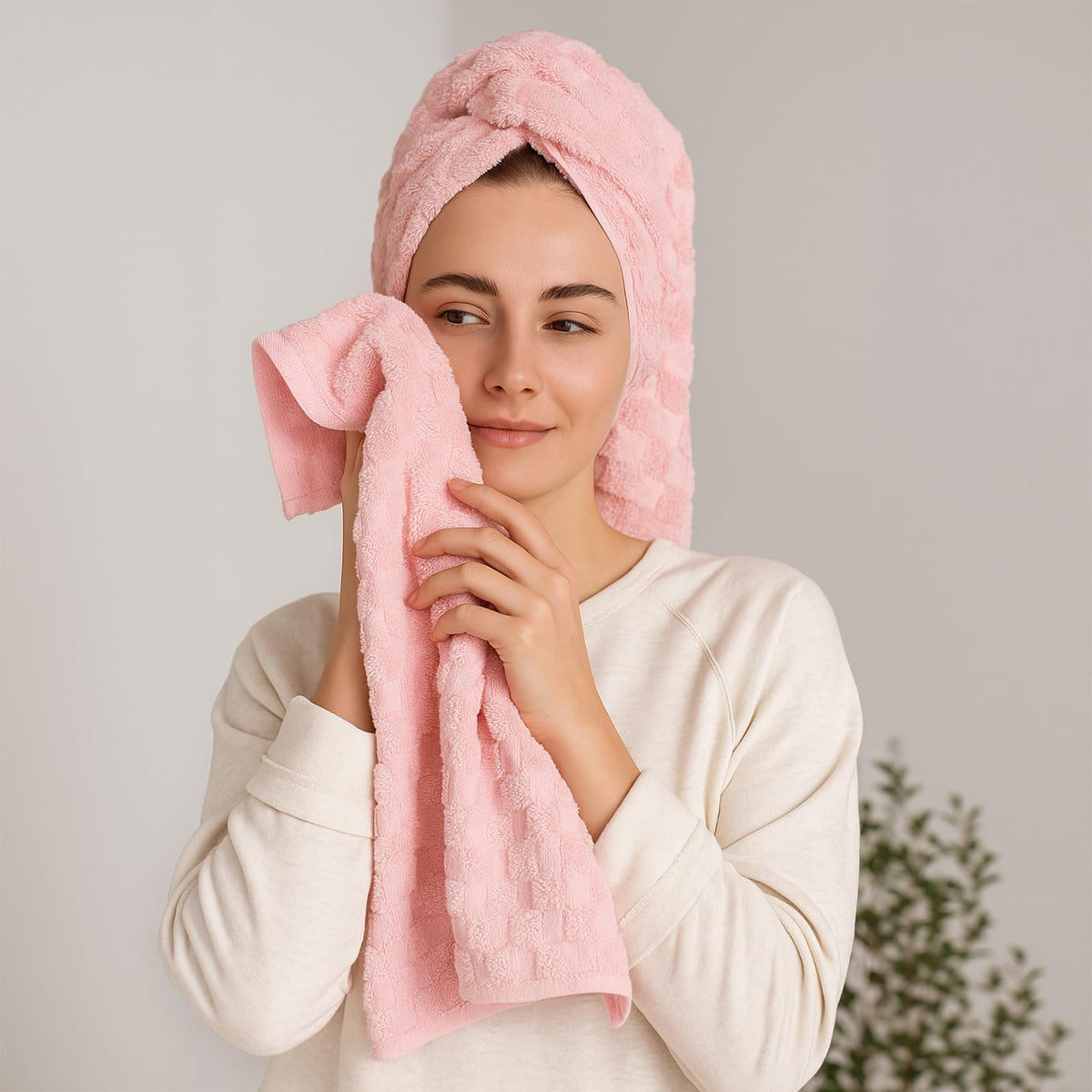 REDKISS pink microfiber towel, lint-free and gentle on skin.