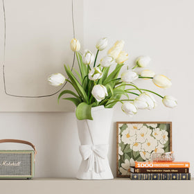 Relexome bow vase in minimalist Nordic style for simple interiors.