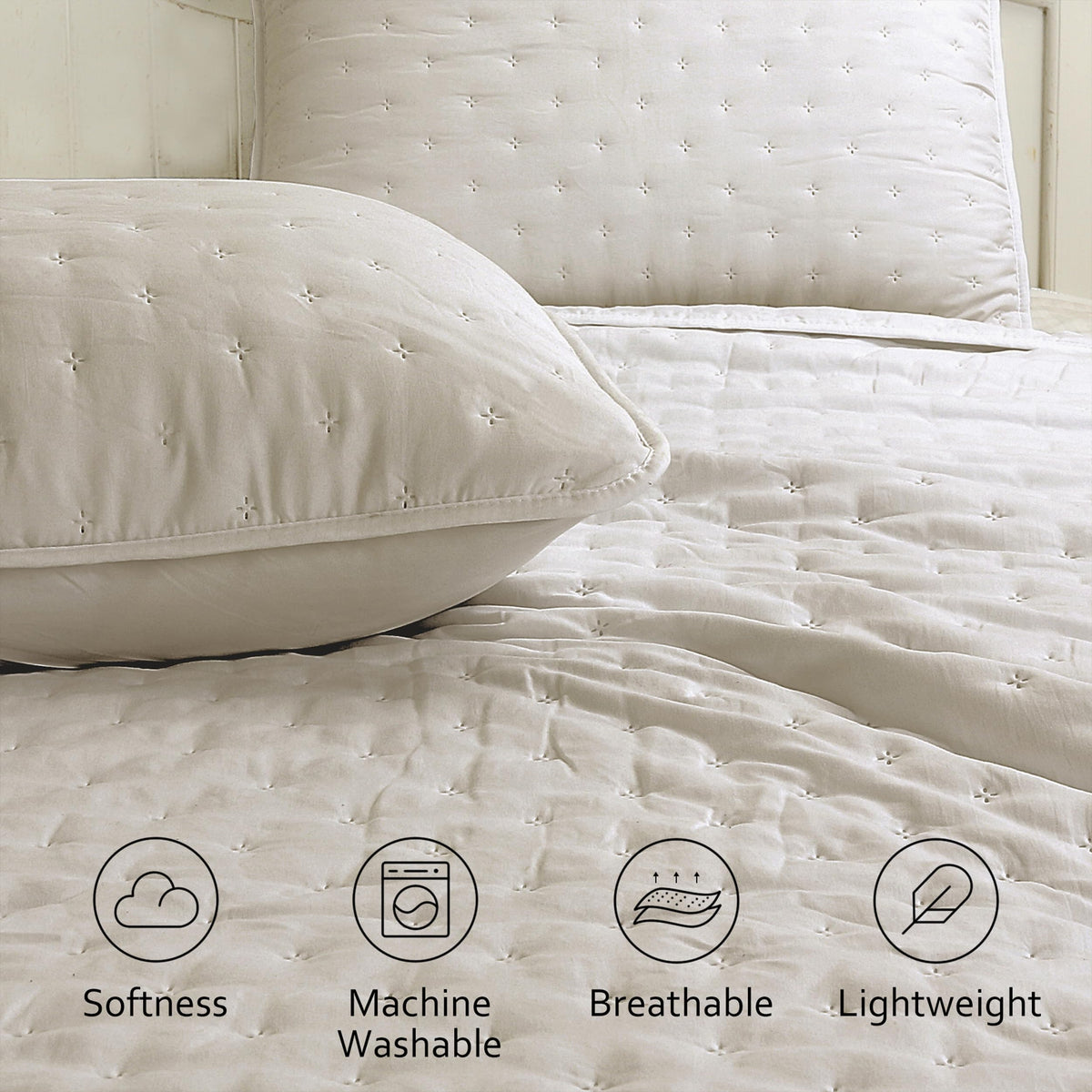 ROARINGWILD all-season quilt setup on a bed demonstrates versatile use.