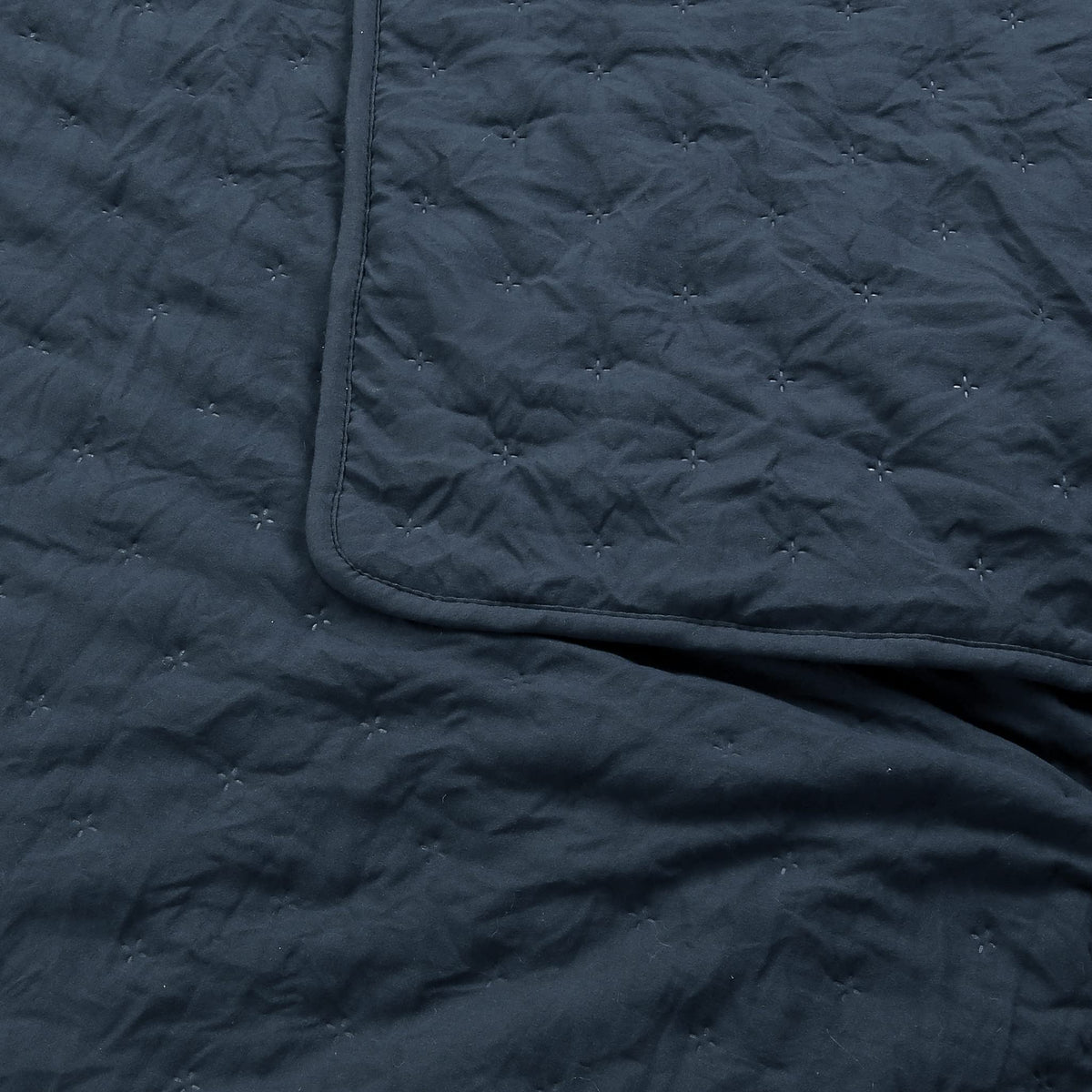 ROARINGWILD all-season quilt versatile for year-round bedding.