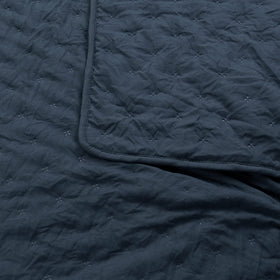 ROARINGWILD all-season quilt versatile for year-round bedding.
