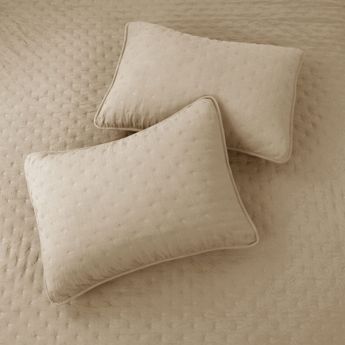 ROARINGWILD Beige Cloud all-season quilt adapts from warm summer nights to cool winters.