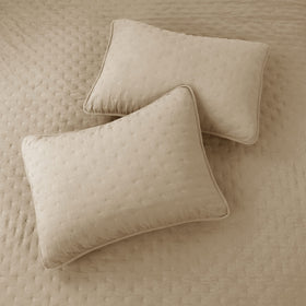 ROARINGWILD Beige Cloud all-season quilt adapts from warm summer nights to cool winters.