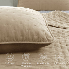 ROARINGWILD Beige Cloud bedspread creates a calm, rustic look while remaining lightweight.