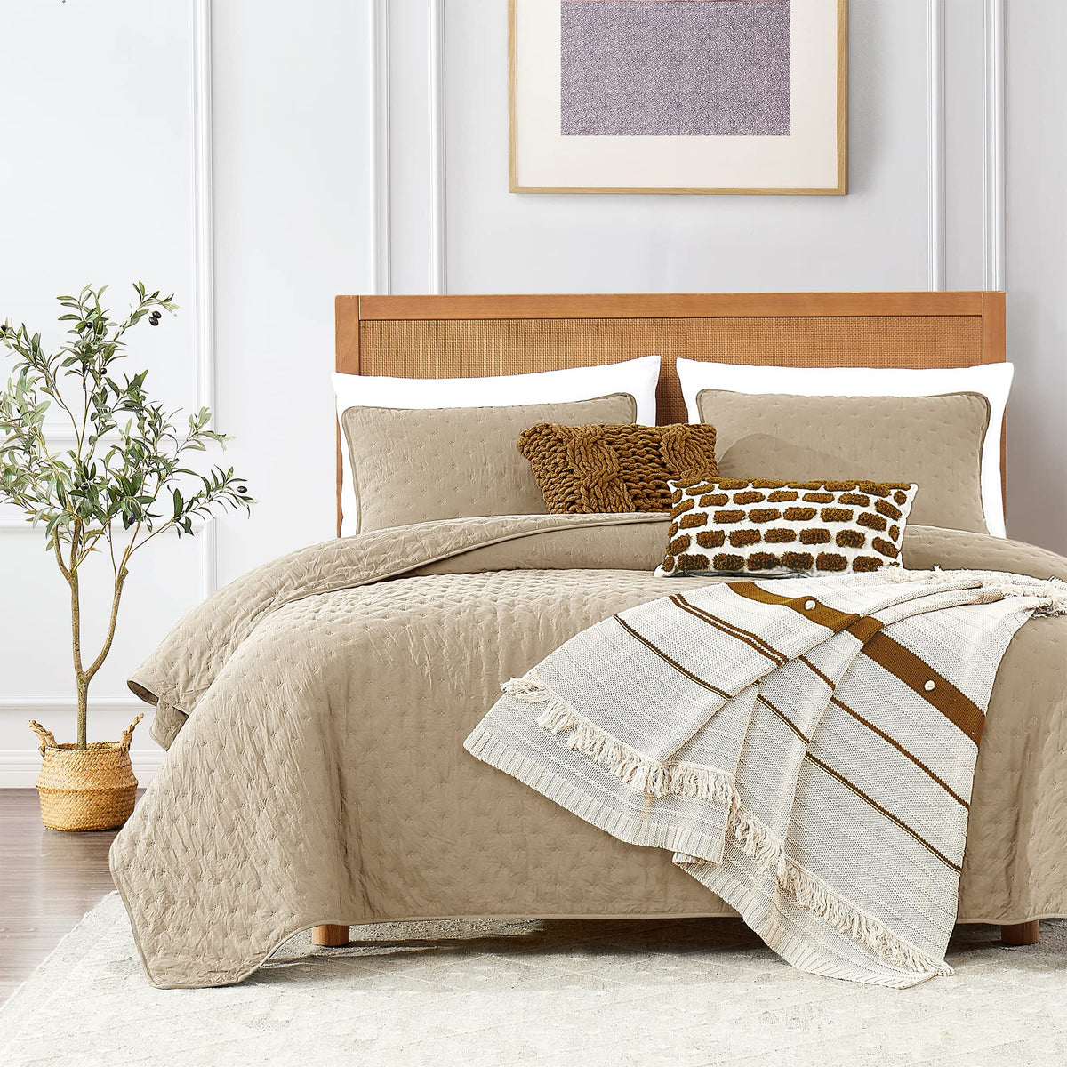 ROARINGWILD Beige Cloud twin quilt provides soft warmth for a cozy twin bed.