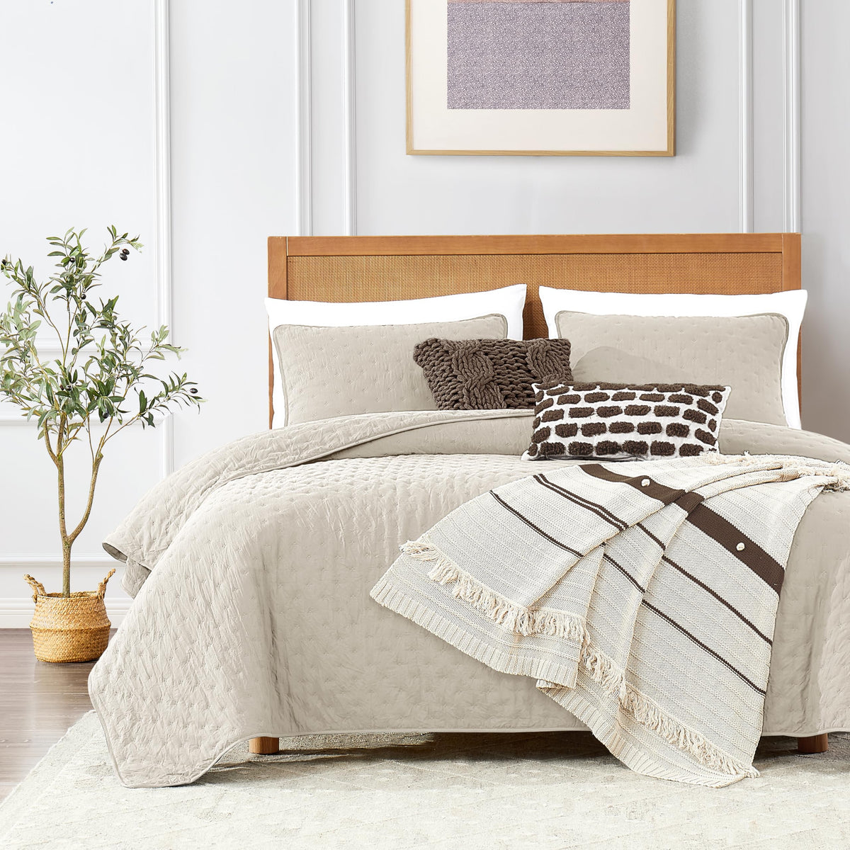ROARINGWILD beige twin quilt bedspread with pillow sham offers all-season comfort.