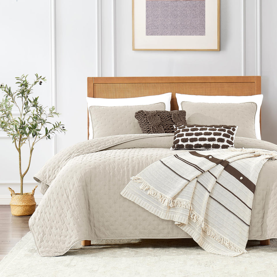 ROARINGWILD beige twin quilt bedspread with pillow sham offers all-season comfort.