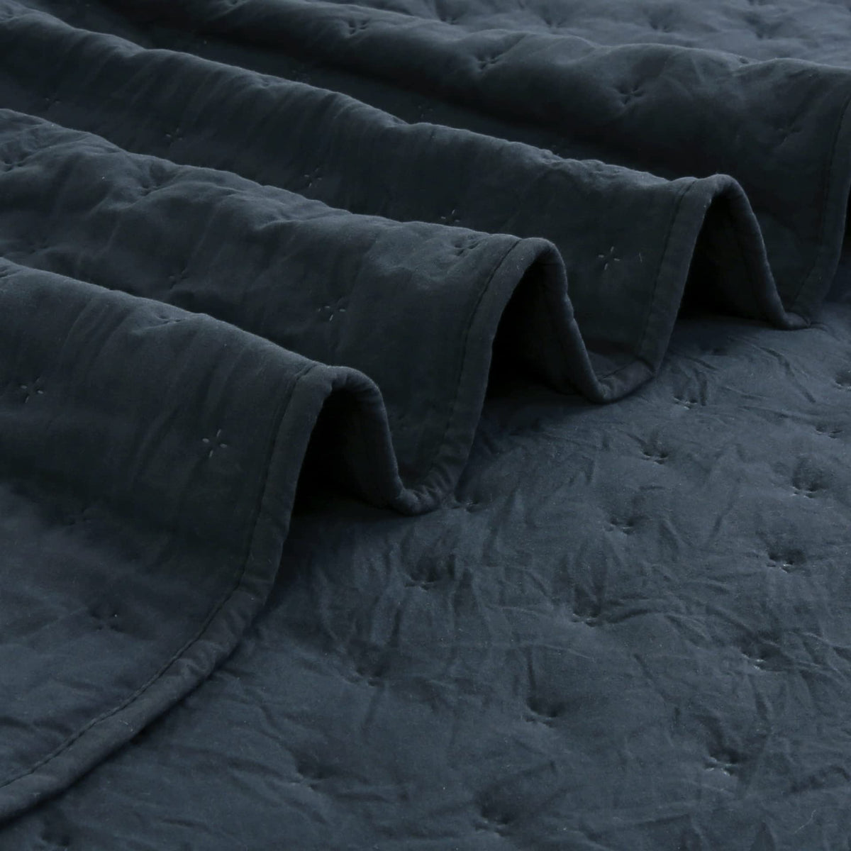 ROARINGWILD easy-care, machine-washable bedding, low-maintenance.