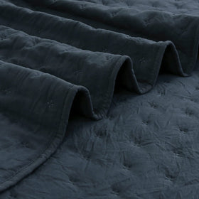 ROARINGWILD easy-care, machine-washable bedding, low-maintenance.