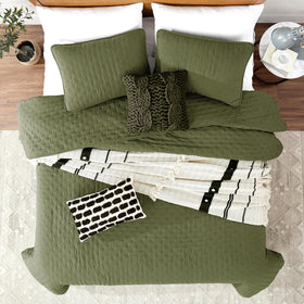 ROARINGWILD Olive Green Cloud quilt on king bed shows all-season coziness.