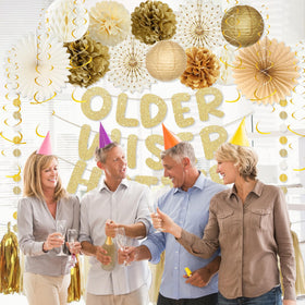 Roetyce gold honeycomb balls create soft focal accents.