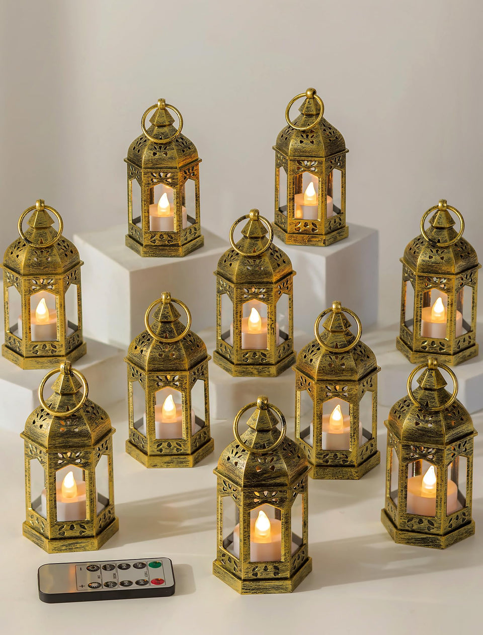 Romadedi decorative mini lanterns in gold create a striking centerpiece for tables.