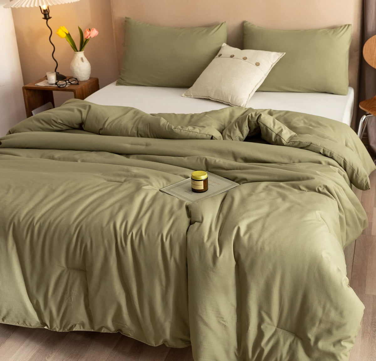 ROSGONIA lightweight bedding delivers breathable warmth for cool nights.