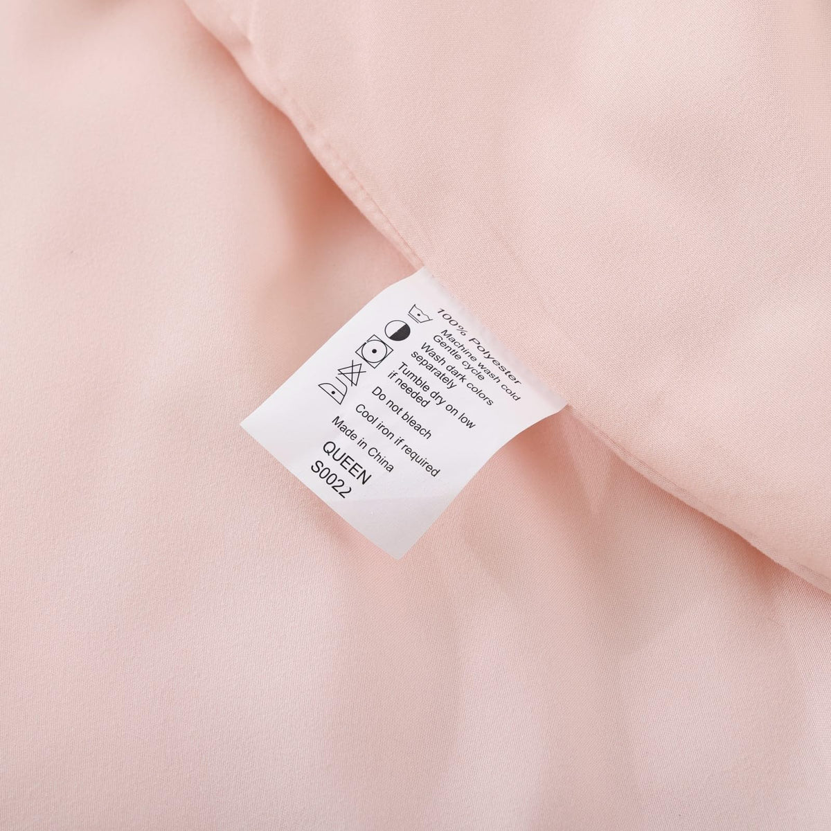 Gift-ready ROSGONIA dorm bedding set for graduates and new students.