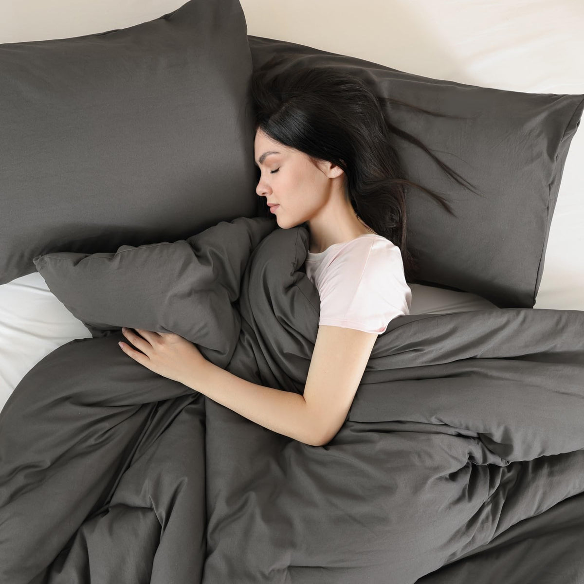 ROSGONIA comforter fabric close-up shows soft polyester texture and lightweight warmth.