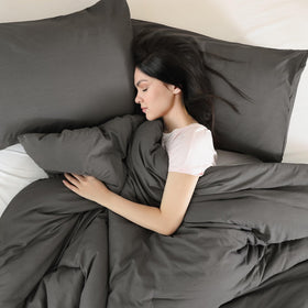 ROSGONIA comforter fabric close-up shows soft polyester texture and lightweight warmth.