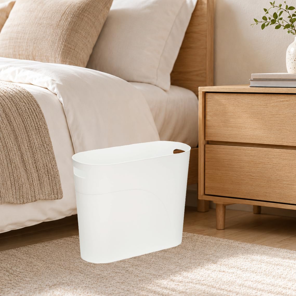 ROYFACC trash can with integrated handles for easy carrying and disposal
