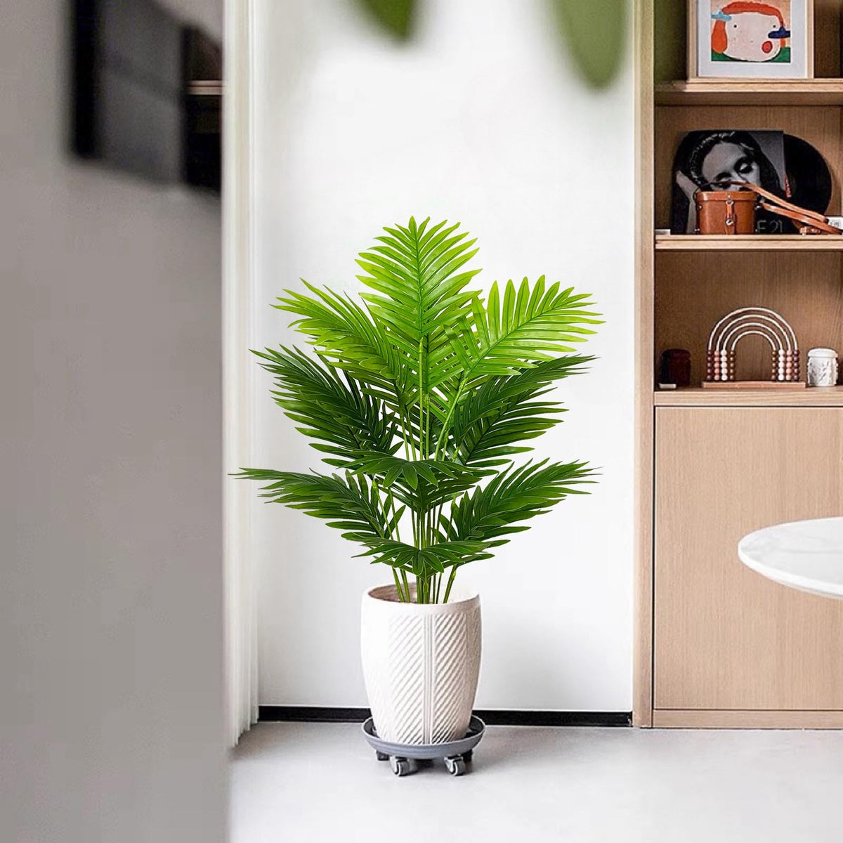 Rozwkeo palm trunk with soft wire allows flexible shaping for your space.