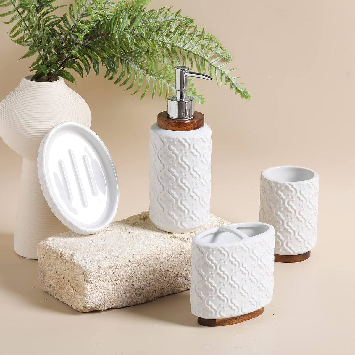 RQYIXI soap dish in white ceramic with a practical, tidy presentation