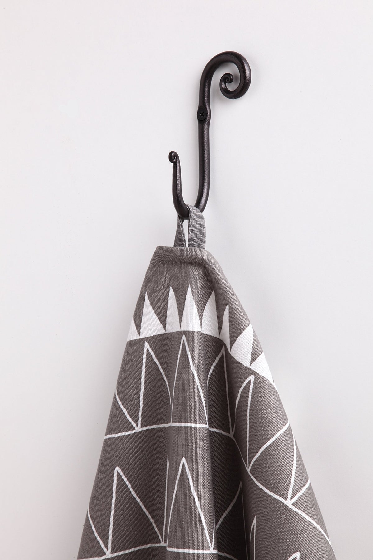 Solid metal RTZEN hooks ensure daily durability in bathrooms, bedrooms, or laundry rooms