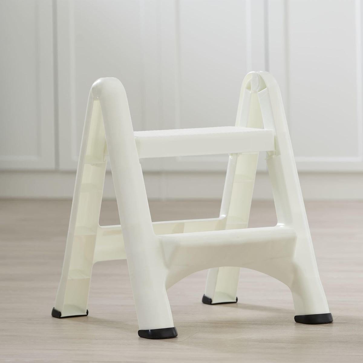 Rubbermaid easy-to-clean surface foot stool for quick maintenance after use.