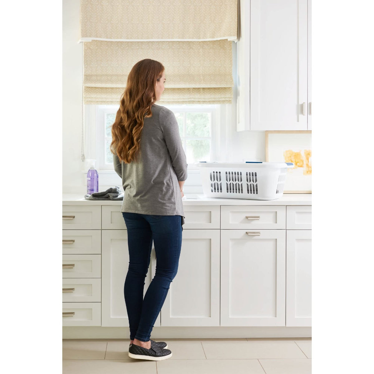 Rubbermaid hip-hugger basket white, showcasing sturdy construction.