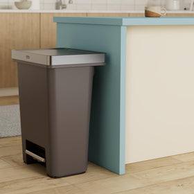 Rubbermaid Premier 19-gallon step-on trash can lid-open demonstrates quiet, controlled closure for busy homes