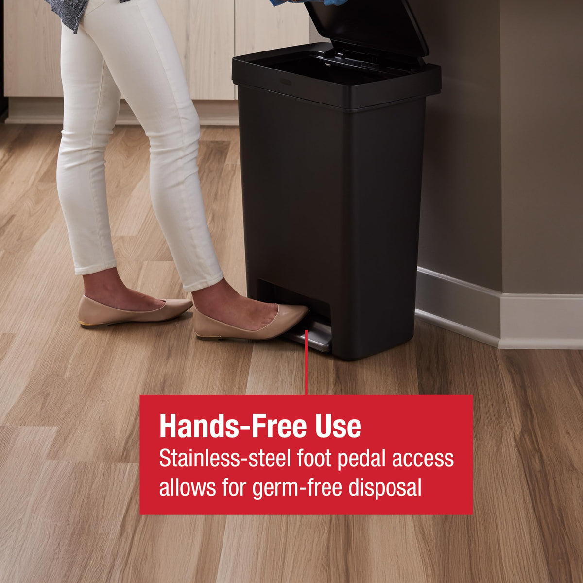 Rubbermaid Premier II LinerLock secures bags in place.