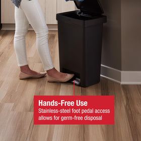 Rubbermaid Premier II LinerLock secures bags in place.