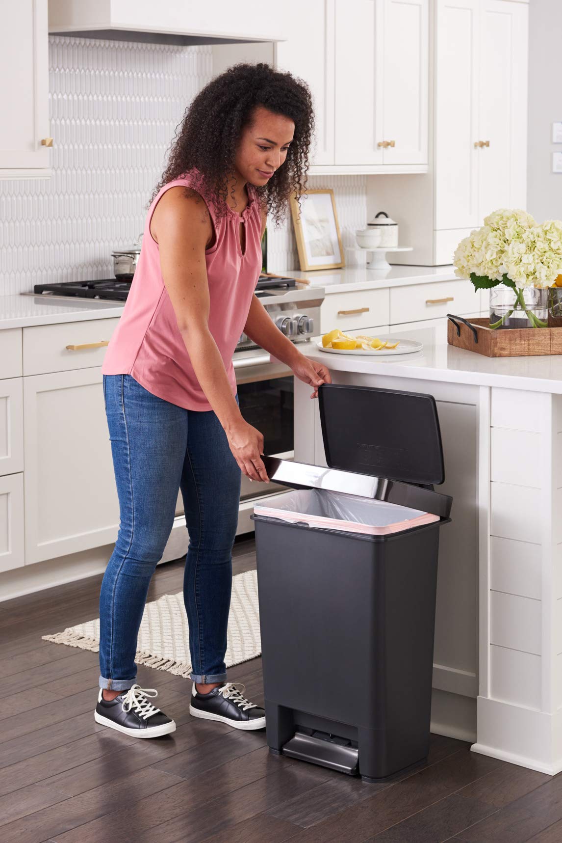 Rubbermaid Premier Series III lid lock keeps the lid open for longer tasks