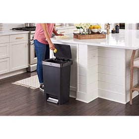 Rubbermaid Premier Series III linerlock conceals bags for a tidy interior
