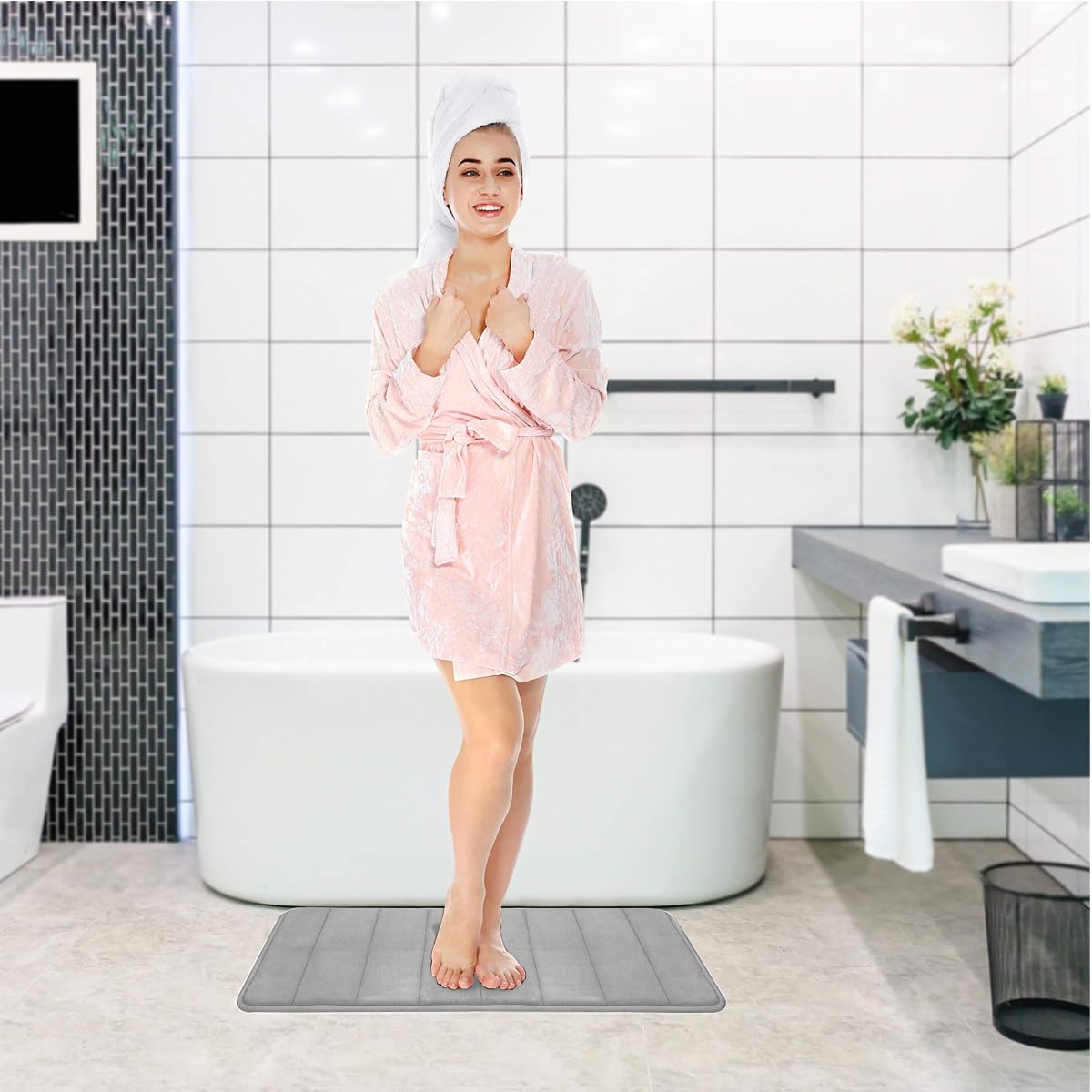RUN HELIX plush surface absorbs moisture to keep feet dry after bathing