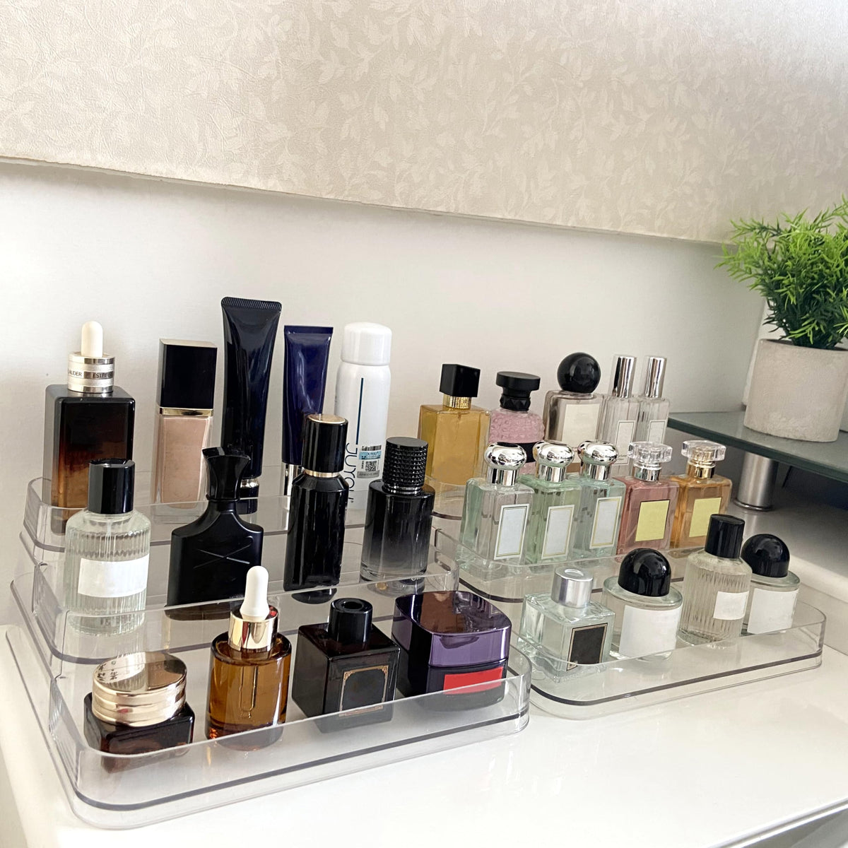 Stylish Rusnugic design adds elegance while organizing cosmetics.