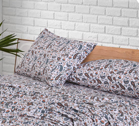 RUVANTI teal paisley bedroom setup with crisp bedding.
