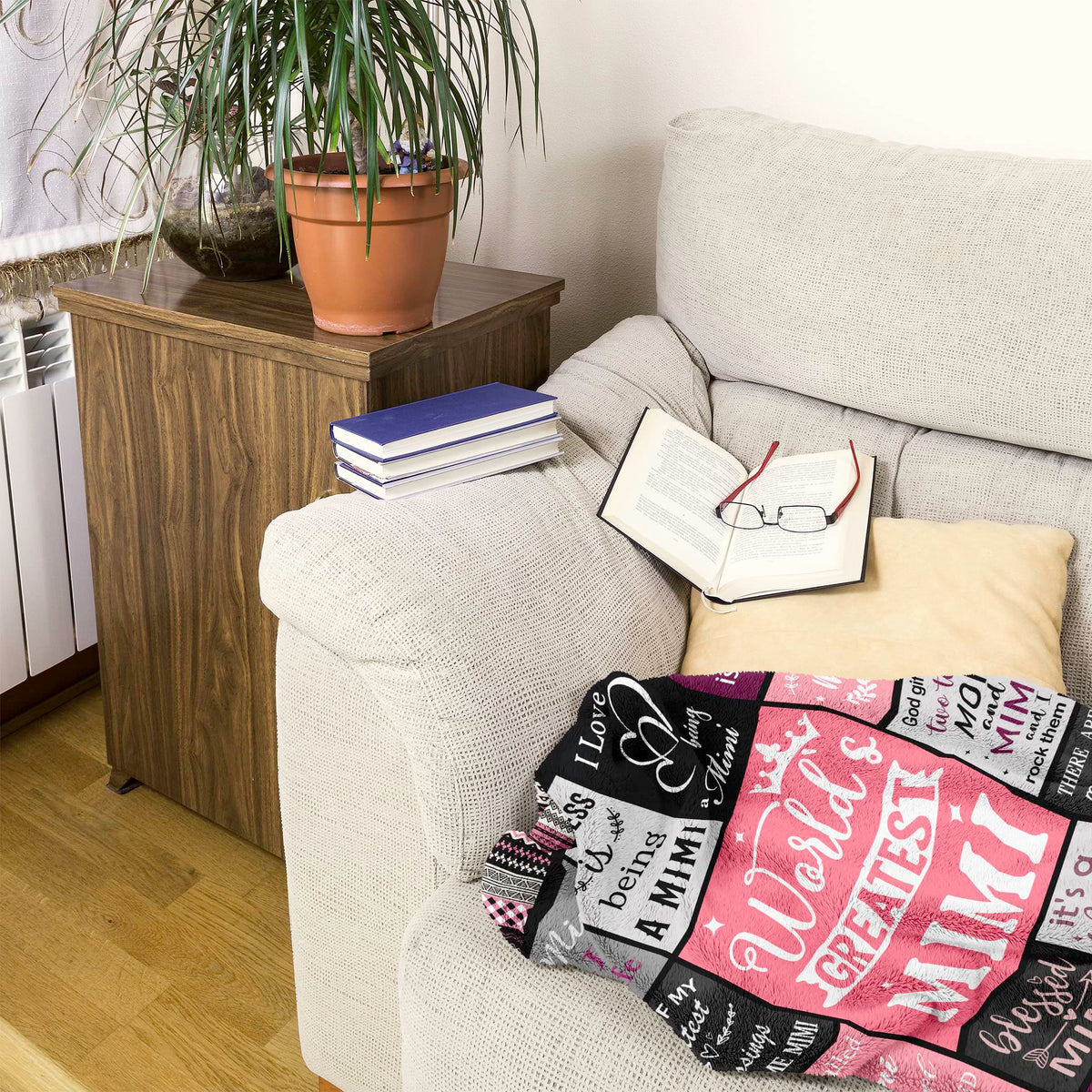 Ruvinzo Mimi blanket folded for travel, lightweight and easy to carry.