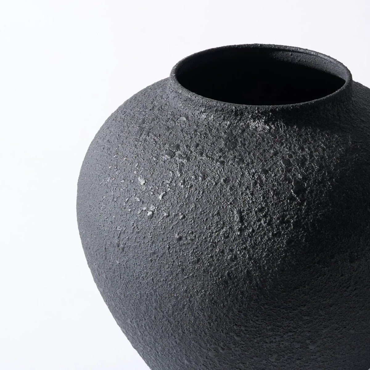 RyddeligHome Arina black round vase in modern farmhouse setting