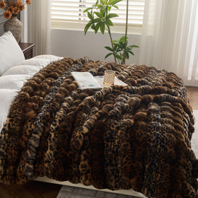 RYNGHIPY easy-care faux fur blanket maintains softness