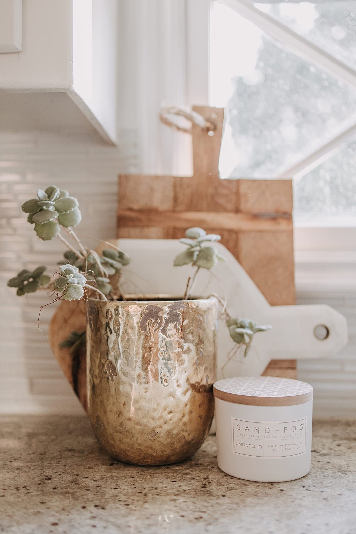 Sand + Fog Ocean & Sea Salt scent creates a calm home ambiance.