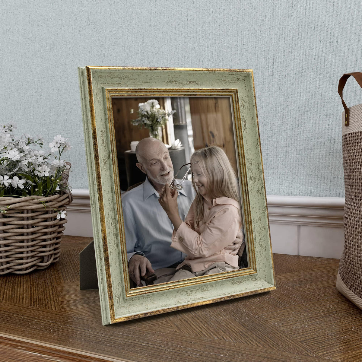 Sapowerntus easy back design makes swapping photos quick and tool-free.