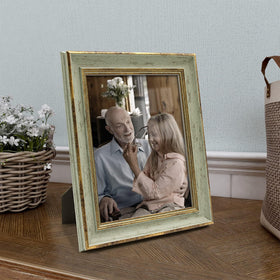 Sapowerntus easy back design makes swapping photos quick and tool-free.