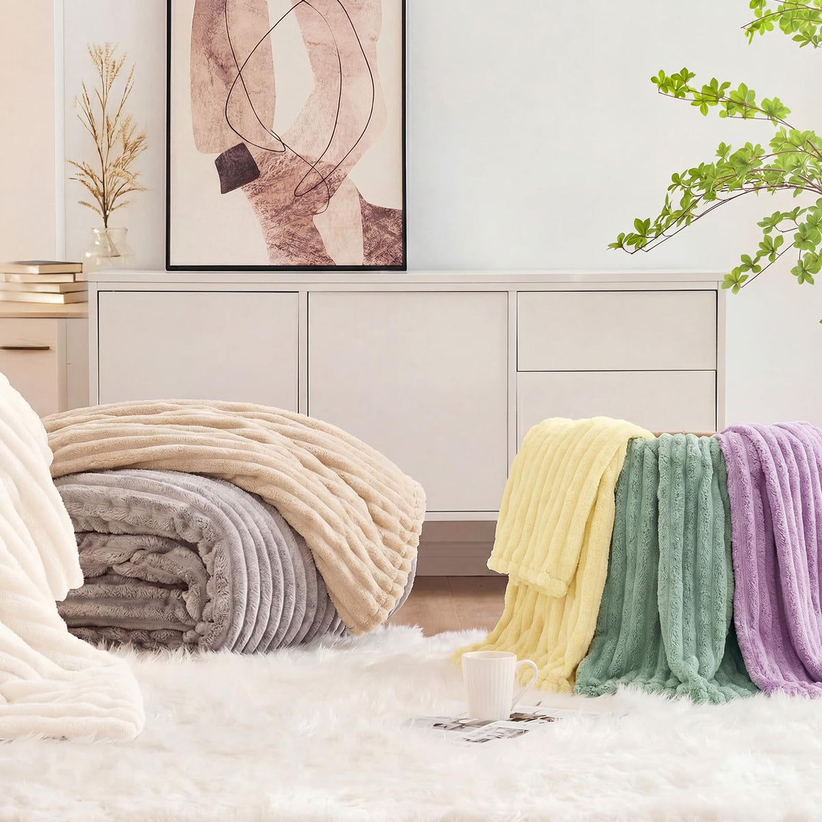 Sasttie cream-white bedding creates a warm, inviting bedroom ambiance